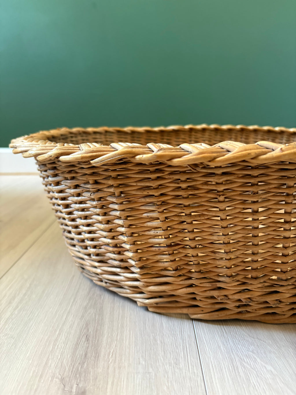Panier ovale en osier à bordure tressée
