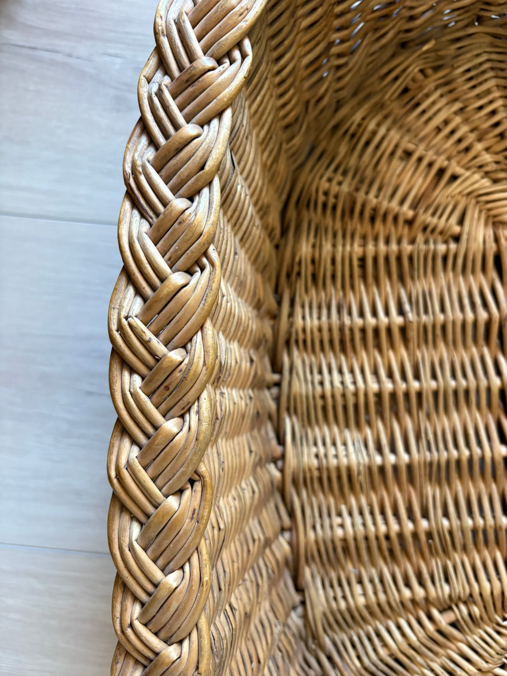 Panier ovale en osier à bordure tressée