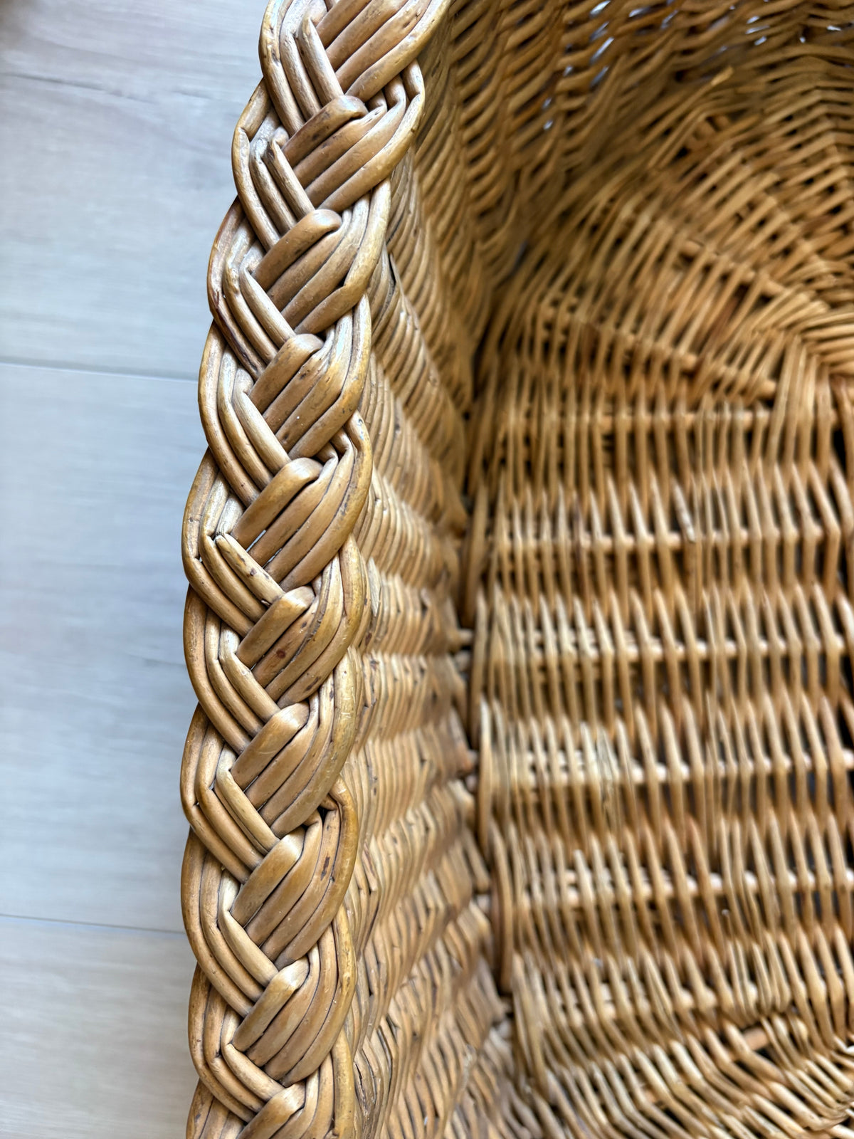 Panier ovale en osier à bordure tressée