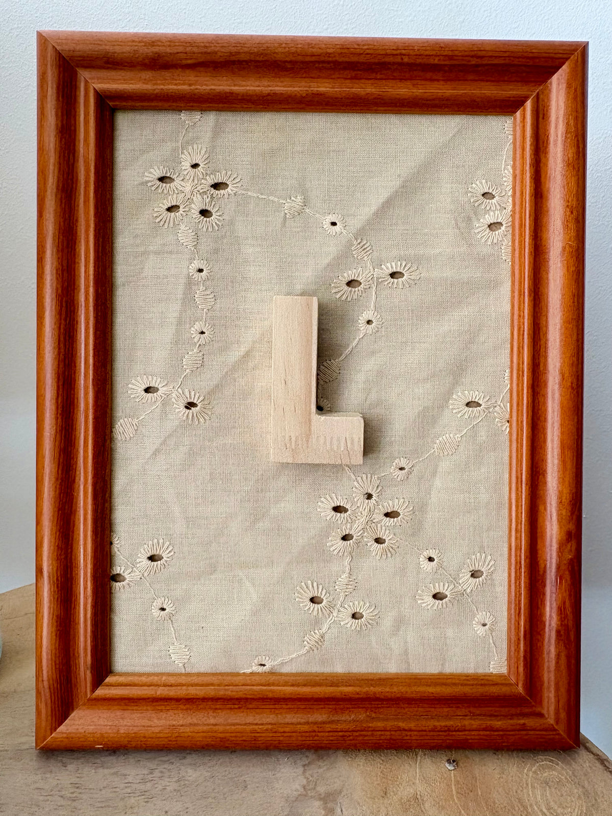 Cadre à l’initiale de bébé beige