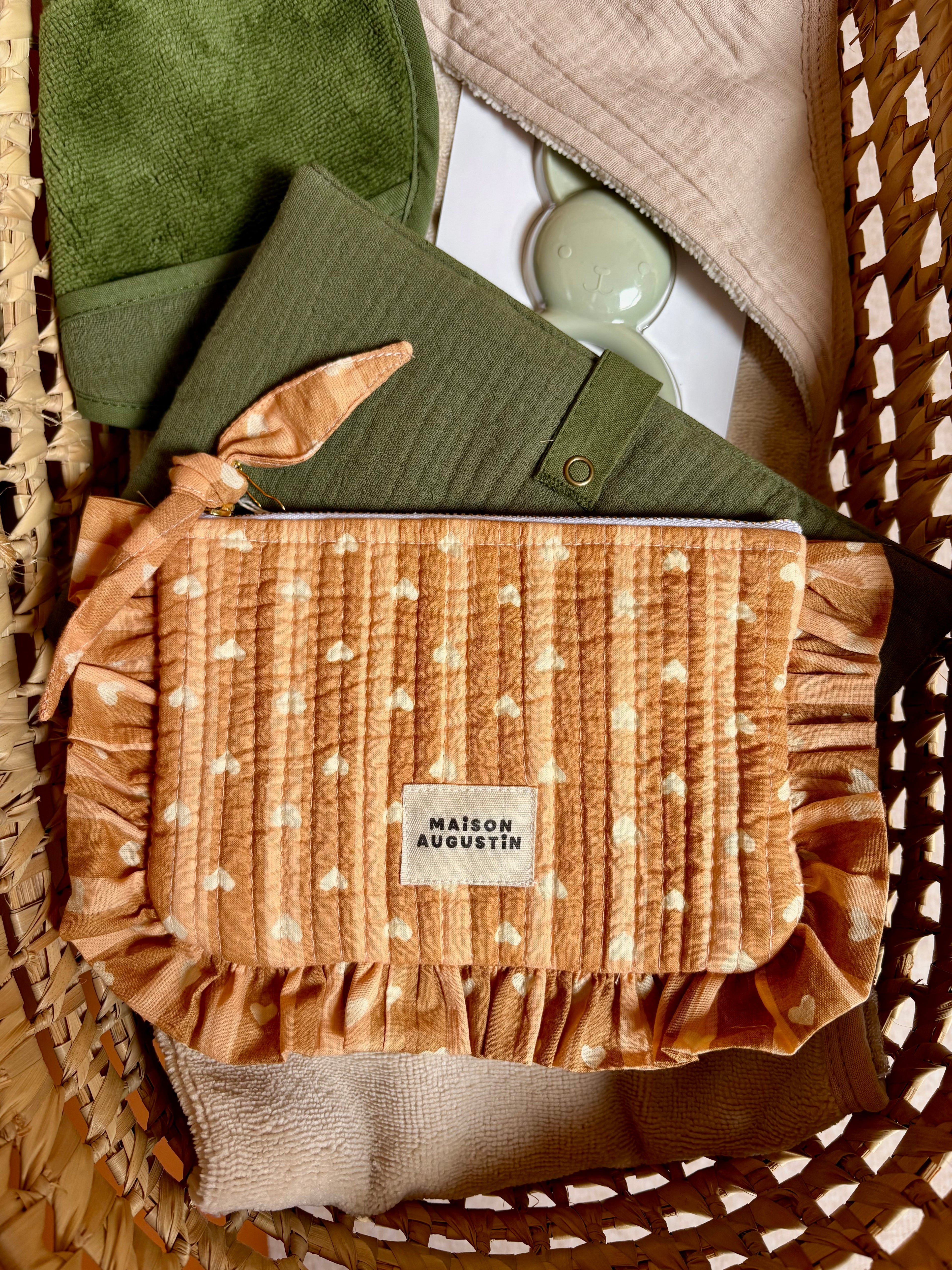 Petite pochette à volant cœur beige love maison Augustin zippée