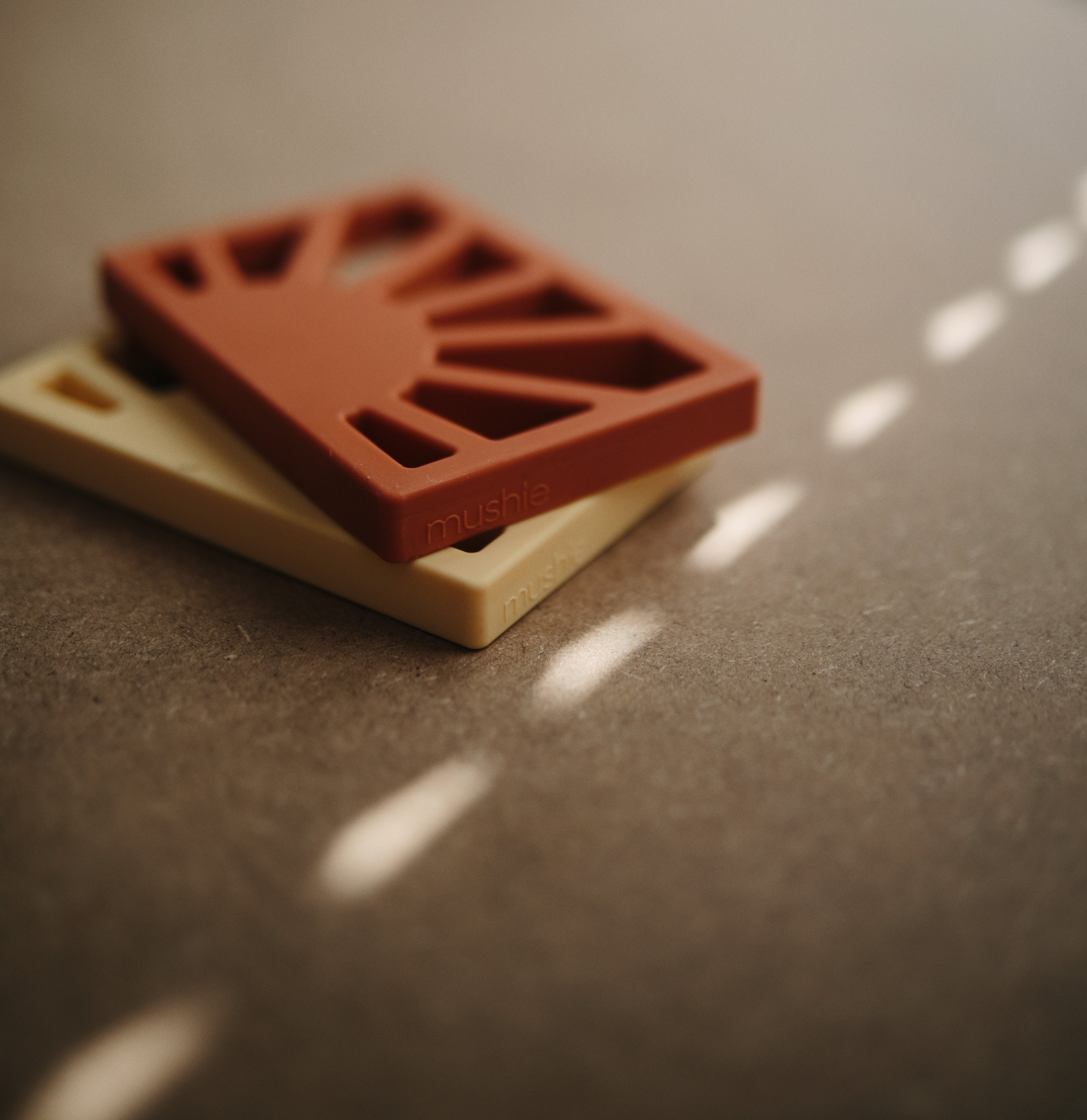 Anneau de dentition soleil en silicone terracotta pour bébé dès 3 mois